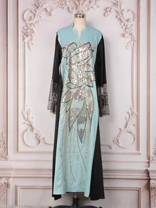 Vue de face d'une robe longue ethnique élégante avec application de paillettes chic