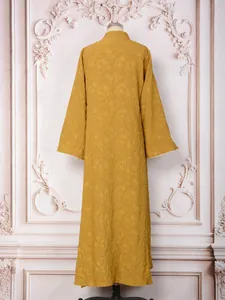 Vue arrière d'une élégante robe longue moutarde à manches longues avec texture jacquard