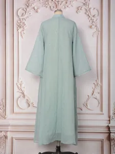 Vue arrière d'une robe kaftan en maille vert menthe avec strass sur un mannequin