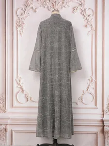 Vue arrière d'une élégante robe longue grise à paillettes et de belles bordures dorées