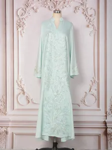 Robe longue élégante de style ethnique avec perles argentées et paillettes complexes.