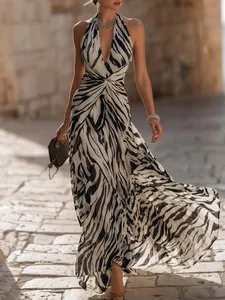 Elegantes Neckholder-Maxikleid mit Zebramuster für den französischen Sommerurlaub