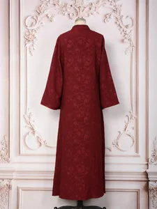 Vue arrière d'une élégante robe bordeaux à manches longues avec motif jacquard floral.