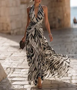 Elegantes Maxi-Neckholder-Kleid mit Zebra-Print und fließendem Faltenrock-Design.