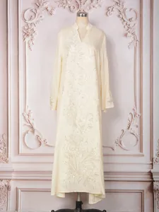 Vue détaillée d'une robe ethnique élégante avec broderie complexe de paillettes et perles