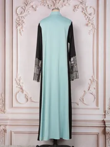 Vue arrière d'une robe longue bicolore avec poignets pailletés et panneau menthe