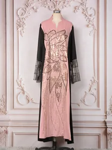 Élégante robe longue rose et noire ornée de motifs floraux en paillettes dorées