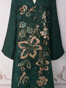 Vue détaillée de robe longue vert foncé avec broderie florale élégante en paillettes bronze