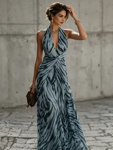 Elegantes blaues Maxikleid mit Tigerprint, Neckholder, tiefem V-Ausschnitt und Taillenfalte.