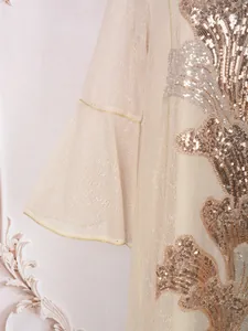 Vue détaillée d'une robe champagne de luxe avec broderie de paillettes et perles dorées