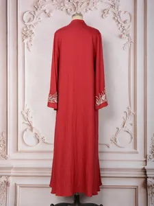Vue arrière d'une robe rouge élégante avec des perles et sequins aux poignets