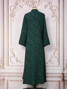 Vue arrière d'une robe longue élégante en jacquard vert foncé aux textures florales