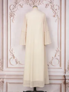 Vue arrière détaillée d'une élégante robe longue en dentelle brodée de couleur crème.