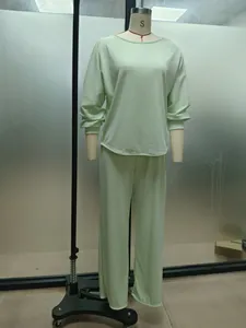 Vista completa di un set casual a due pezzi verde chiaro su un manichino sartoriale
