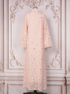 Vista posteriore di un elegante maxi abito in rete rosa con ricami floreali dorati