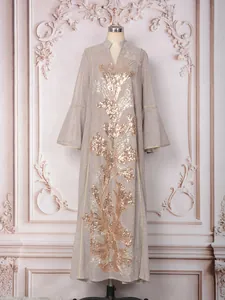 Robe longue élégante avec broderie de fleurs en paillettes dorées et manches cloche