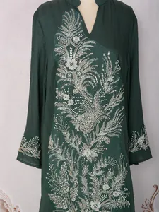 Robe ethnique vert foncé élégante avec broderie complexe de paillettes et de perles.