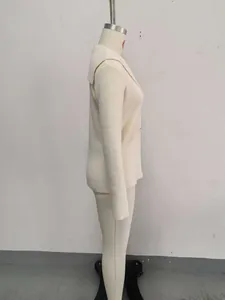 Vue latérale détaillée d'un gilet en maille côtelée blanc crème à coupe ajustée.