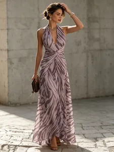 Elegantes Maxikleid mit Neckholder, Plissee und violettem Zebramuster für den Urlaub