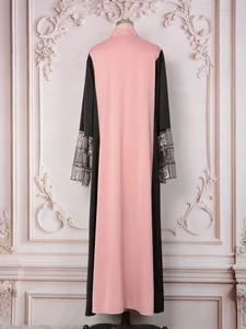 Vue arrière de robe ethnique rose et noire à manches longues avec poignets pailletés