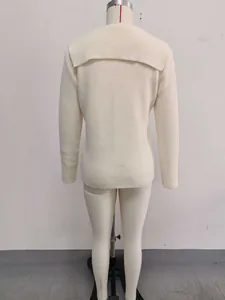 Vue arrière d'un cardigan en maille côtelée blanche ajustée avec col marin sur mannequin
