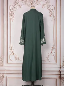 Élégante robe longue ethnique vert forêt avec détails perlés aux manches dos.