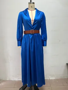 Vollansicht eines eleganten blauen Satin-Maxikleides mit kontrastierendem braunem Gürtel