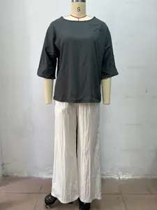 Detailansicht des lockeren Böhmischen Sets mit schwarzem Top und weißer Plissehose