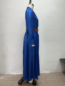 Seitenansicht eines eleganten königsblauen Satin-Maxikleides mit einem braunen Taillengürtel