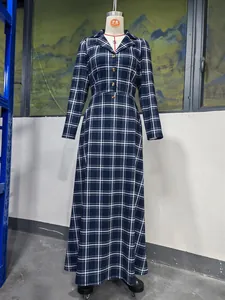 Lange donkerblauwe geruite jurk met reverskraag en knoopsluiting op een etalagepop gemonteerd.