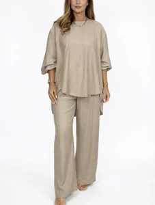 Vista a figura intera del set minimalista casual due pezzi kaki donna con pantaloni larghi