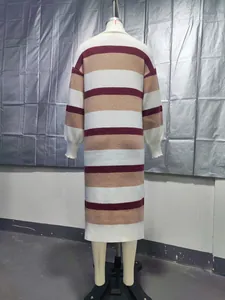 Vista trasera de un vestido midi de punto a rayas con cuello POLO y manga larga para mujer