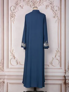 Vue arrière détaillée d'une robe maxi bleue ethnique avec broderie de perles argentées