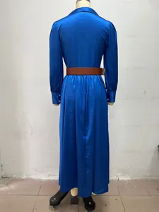 Rückansicht eines eleganten königsblauen langärmeligen Satin-Maxikleids mit Gürtel.