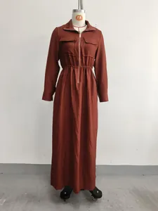 Lange roestrode maxi-jurk met ritssluiting en elastische taille op een paspop detail