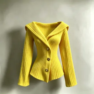Vue détaillée du cardigan en tricot côtelé jaune avec boutons dorés et col en V
