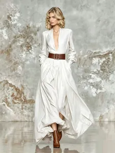 Elegantes weißes Langarm-Maxikleid mit braunem Gürtel für die Mode-Saison Herbst 2026