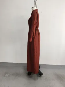 Zijaanzicht van een roestkleurige maxi-jurk in Franse stijl met reverskraag en taille