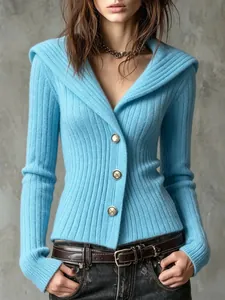 Vue détaillée d'un cardigan ajusté en maille côtelée bleu ciel avec col en V