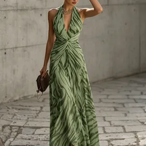 Elegantes Maxikleid mit Neckholder, grünem Zebramuster und plissierter Taille im französischen Stil