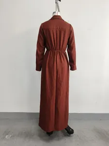 Achteraanzicht van een roestrode maxi-jurk in Franse stijl met een elastische taille