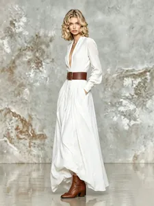 Elegantes bodenlanges weißes langärmeliges Maxikleid mit breitem braunem Ledergürtel