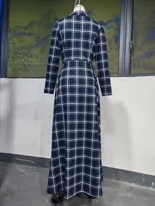Detailweergave van de achterkant van deze elegante donkerblauwe geruite maxi-jurk.
