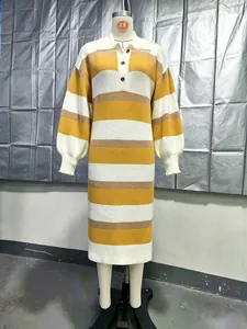 Detalle de un vestido midi de punto a rayas para mujer con cuello POLO y mangas