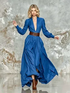 Ganzkörperaufnahme eines eleganten blauen Maxikleides mit tiefem V-Ausschnitt und Ledergürtel