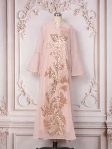 Vue détaillée d'une robe rose de luxe avec paillettes dorées et broderies florales