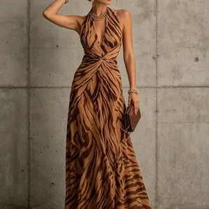 Elegantes langes Neckholder-Kleid mit braunem Tiermuster im französischen Urlaubsstil