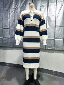 Vista frontal de un vestido de punto de rayas en contraste con cuello polo en maniquí