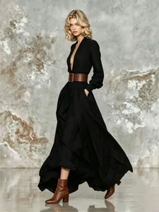 Elegantes schwarzes Langarmkleid mit tiefem V-Ausschnitt und braunem Gürtel, Ganzansicht