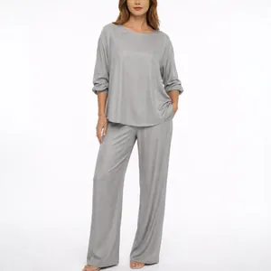 Comodo set da casa grigio due pezzi da donna con top a maniche lunghe e pantaloni larghi